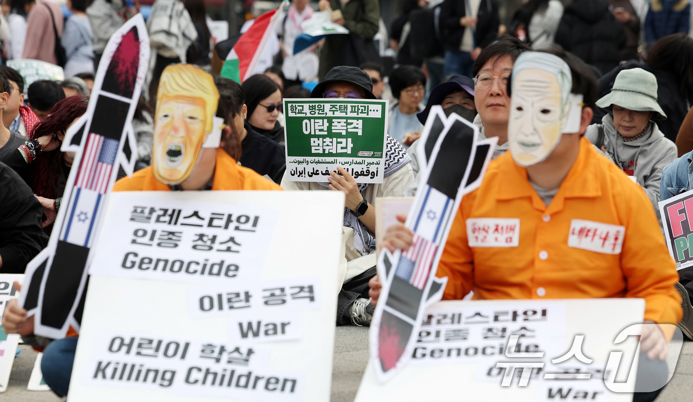 (서울=뉴스1) 박지혜 기자 = 29일 서울 종로구 열린송현녹지광장 입구에서 열린 트럼프·네타냐후의 전쟁 반대 집회에서 참석자들이 미국과 이스라엘의 이란 공습을 규탄하고 있다. 2 …