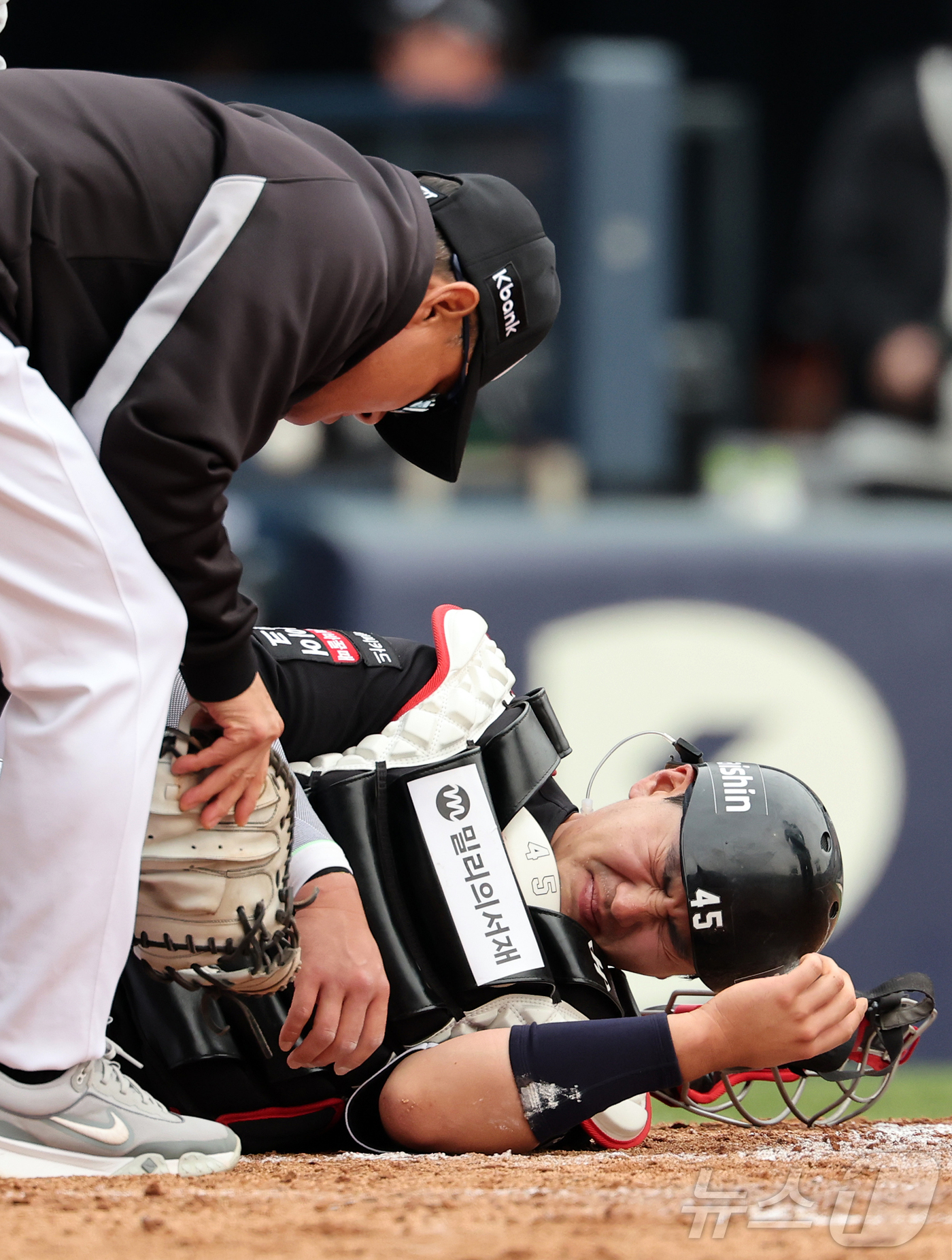 (서울=뉴스1) 김진환 기자 = 29일 서울 송파구 잠실야구장에서 열린 '2026 신한 SOL KBO리그' KT 위즈와 LG 트윈스의 경기, KT 포수 한승택이 1회말 2사 1,3 …
