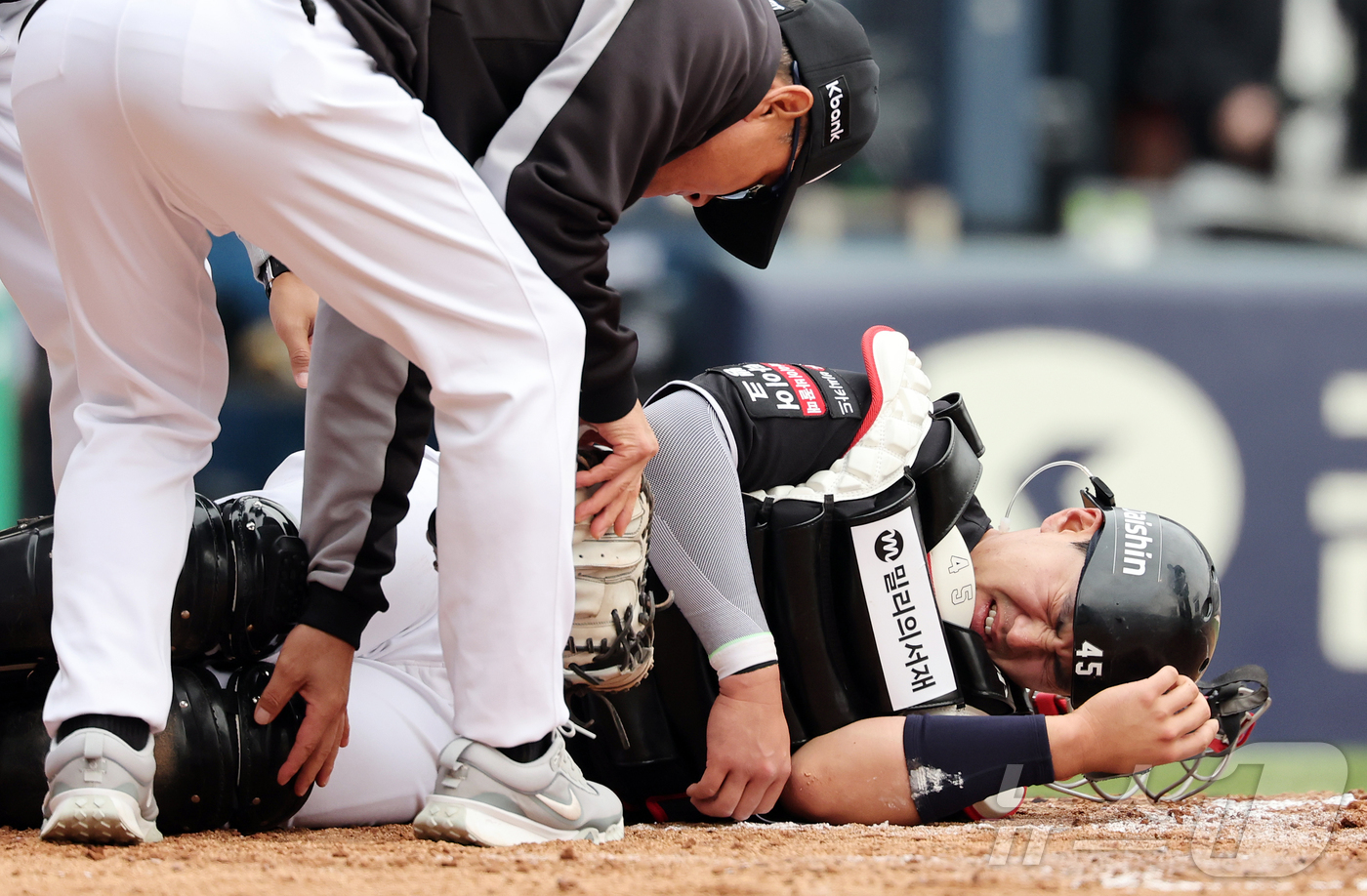 (서울=뉴스1) 김진환 기자 = 29일 서울 송파구 잠실야구장에서 열린 '2026 신한 SOL KBO리그' KT 위즈와 LG 트윈스의 경기, KT 포수 한승택이 1회말 2사 1,3 …