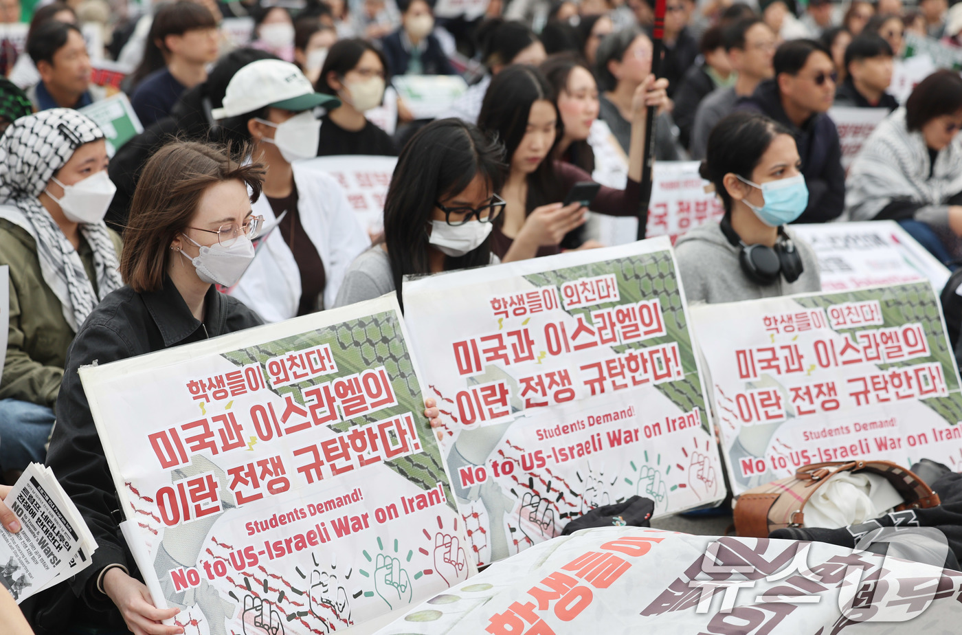 (서울=뉴스1) 박지혜 기자 = 29일 서울 종로구 열린송현녹지광장 입구에서 열린 트럼프·네타냐후의 전쟁 반대 집회에서 참석자들이 미국과 이스라엘의 이란 공습을 규탄하고 있다. 2 …