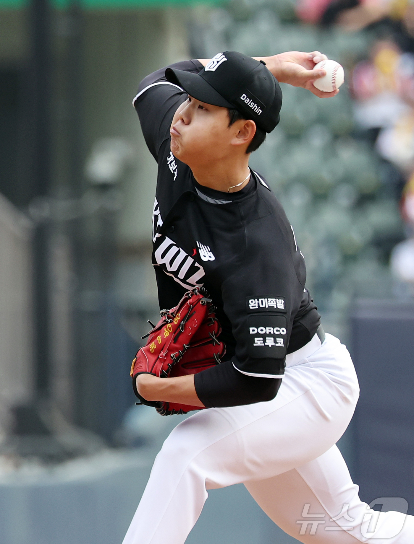 (서울=뉴스1) 김진환 기자 = 29일 서울 송파구 잠실야구장에서 열린 '2026 신한 SOL KBO리그' KT 위즈와 LG 트윈스의 경기, KT 선발 소형준이 2회말 등판해 힘차 …