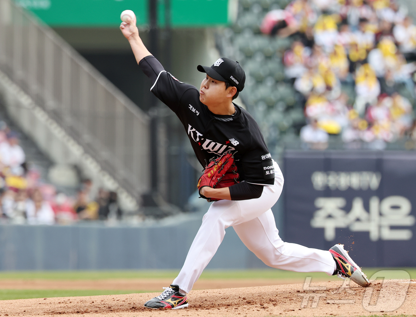 (서울=뉴스1) 김진환 기자 = 29일 서울 송파구 잠실야구장에서 열린 '2026 신한 SOL KBO리그' KT 위즈와 LG 트윈스의 경기, KT 선발 소형준이 2회말 등판해 힘차 …