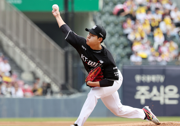 힘차게 공을 던지는 소형준