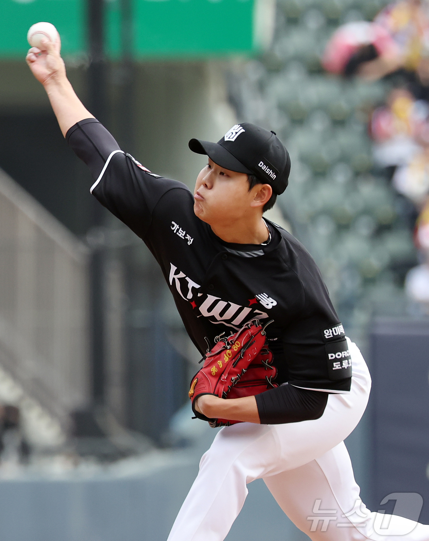 (서울=뉴스1) 김진환 기자 = 29일 서울 송파구 잠실야구장에서 열린 '2026 신한 SOL KBO리그' KT 위즈와 LG 트윈스의 경기, KT 선발 소형준이 2회말 등판해 힘차 …