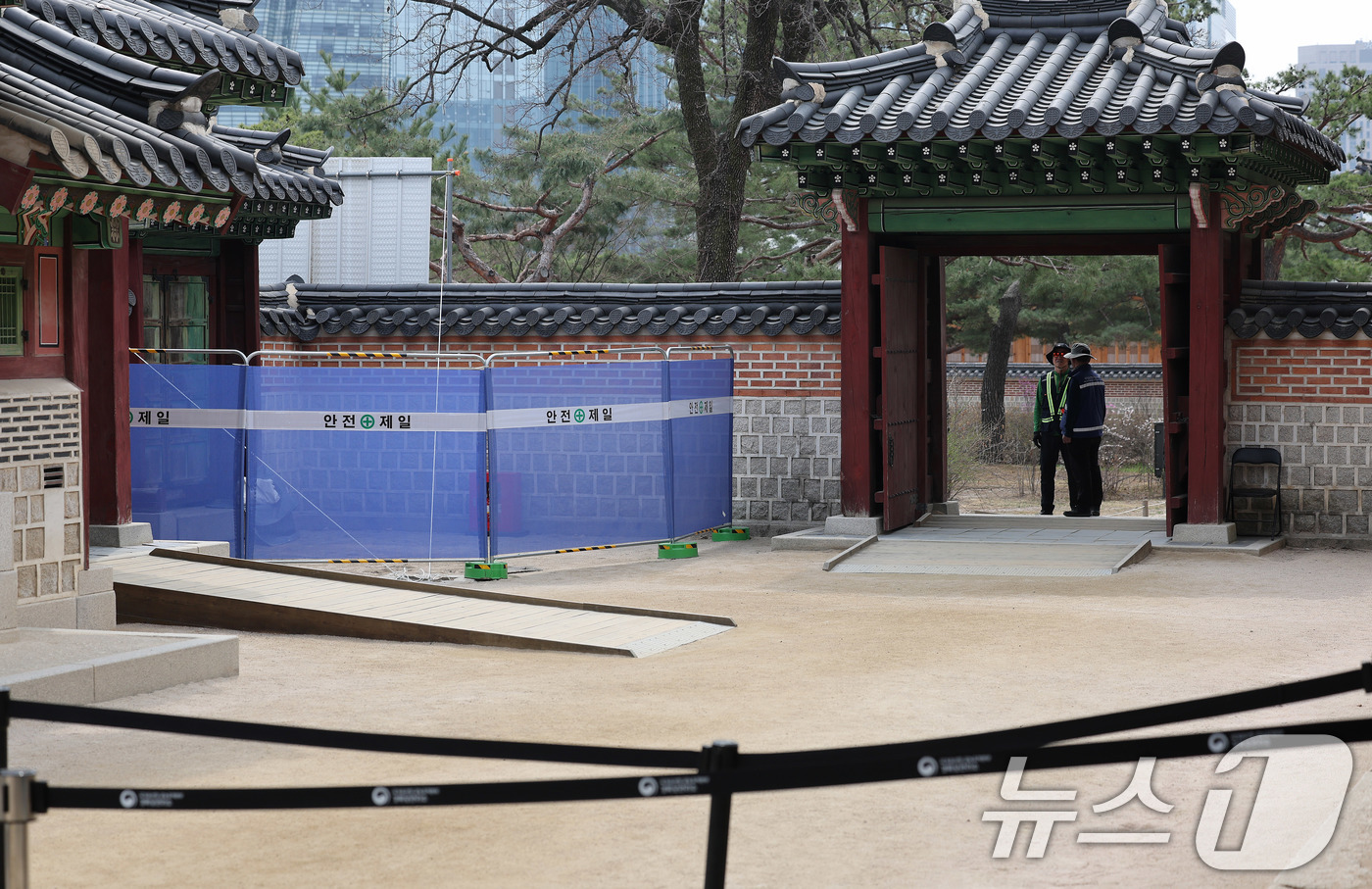 (서울=뉴스1) 박지혜 기자 = 29일 서울 종로구 경복궁 자선당 앞 문인 삼비문(三備門) 주변이 지난 28일 오전 5시 30분께 발생한 화재로 통제되고 있다.국가유산청 등은 삼비 …