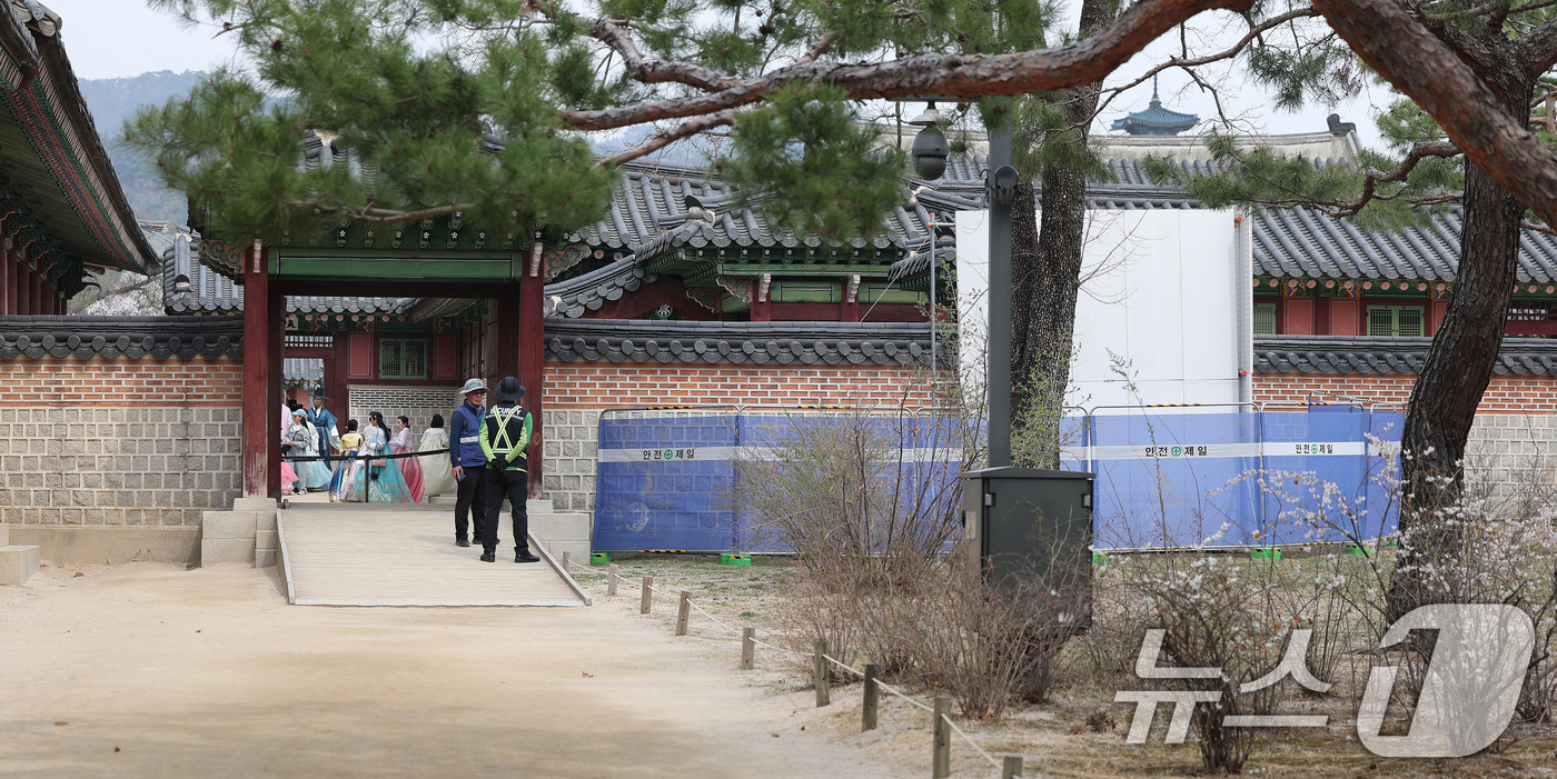 (서울=뉴스1) 박지혜 기자 = 29일 서울 종로구 경복궁 자선당 앞 문인 삼비문(三備門) 주변이 지난 28일 오전 5시 30분께 발생한 화재로 통제되고 있다.국가유산청 등은 삼비 …