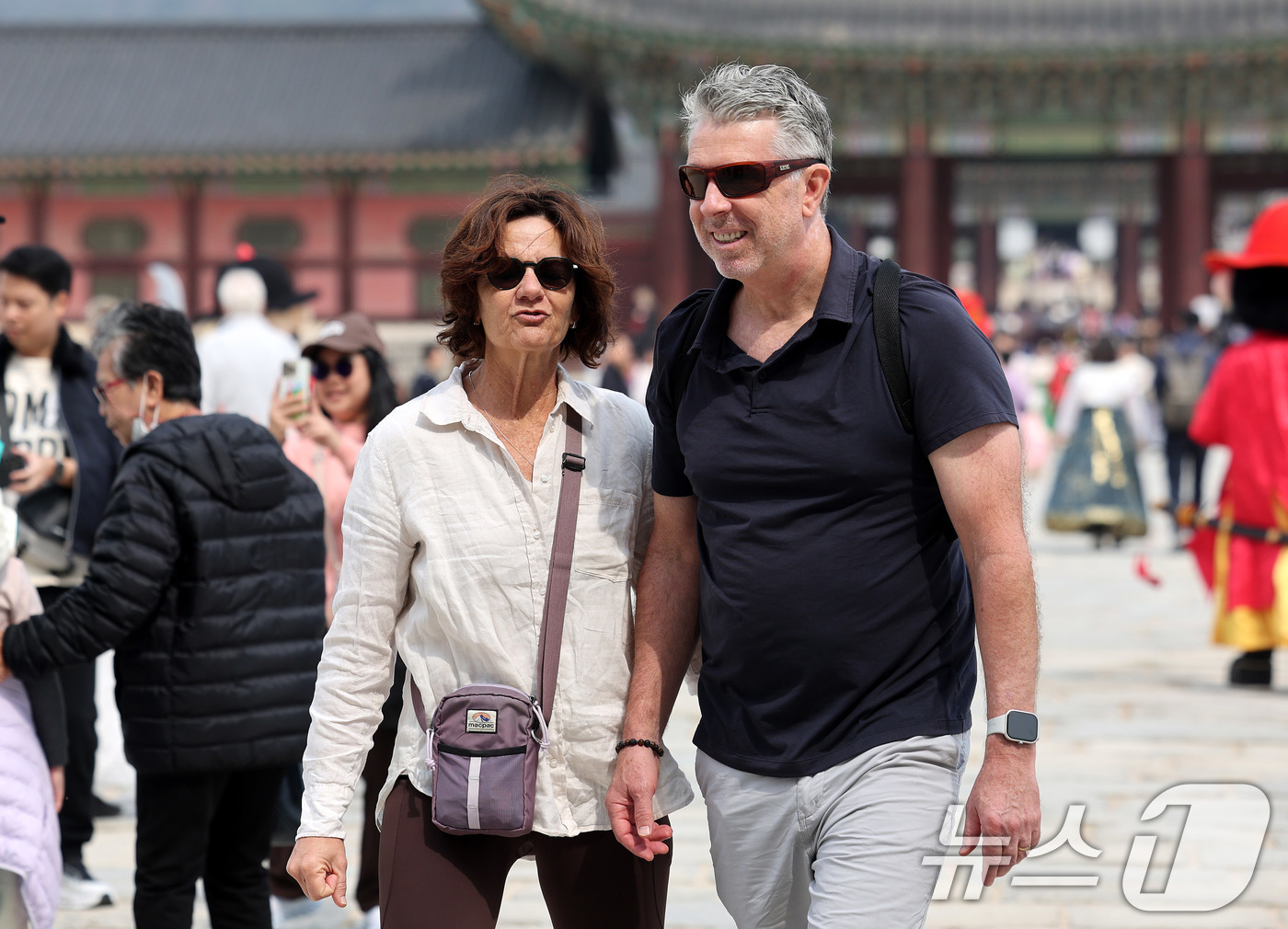 (서울=뉴스1) 박지혜 기자 = 포근한 날씨를 보인 29일 서울 종로구 경복궁을 찾은 외국인 관광객들이 가벼운 옷차림으로 관광을 하고 있다. 2026.3.29/뉴스1