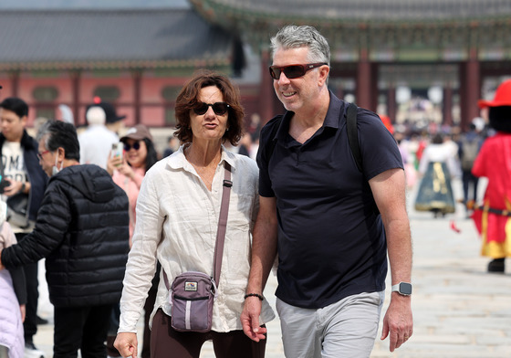 포근한 날씨에 가벼운 옷차림