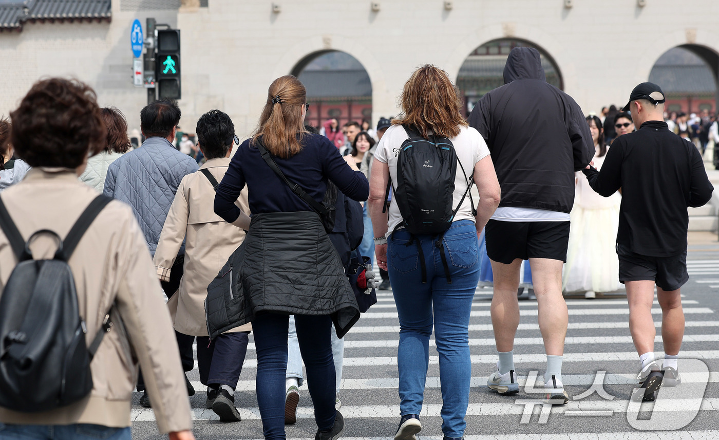 (서울=뉴스1) 박지혜 기자 = 포근한 날씨를 보인 29일 서울 종로구 경복궁을 찾은 외국인 관광객들이 겉옷을 몸에 두른 채 반팔 차림으로 봄기운을 만끽하고 있다. 2026.3.2 …