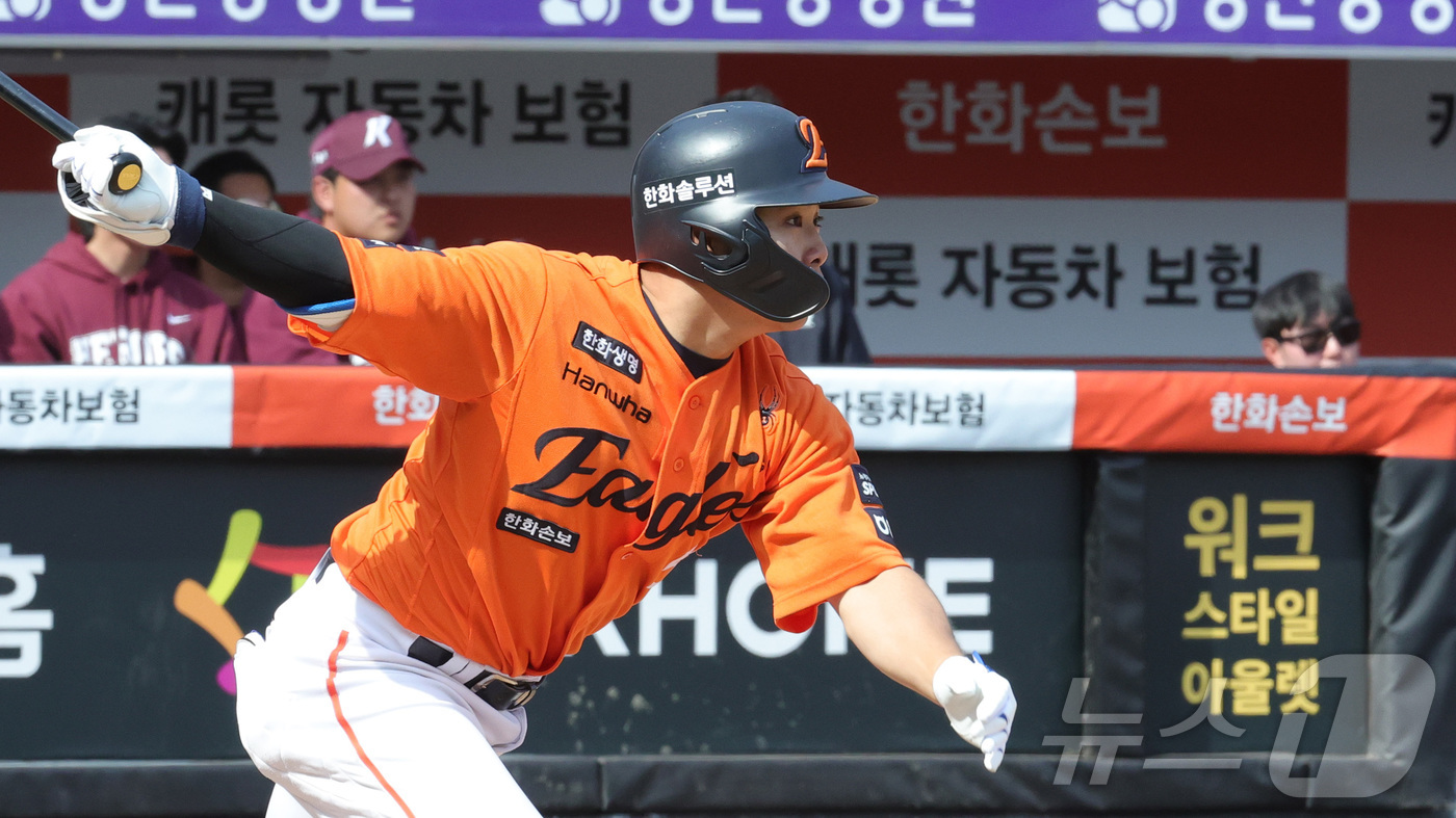 (대전=뉴스1) 김기남 기자 = 29일 대전 한화생명볼파크에서 열린 2026 신한 SOL KBO리그 키움 히어로즈와 한화 이글스의 경기에서 2회말 한화 문현빈이 타격하고 있다 20 …