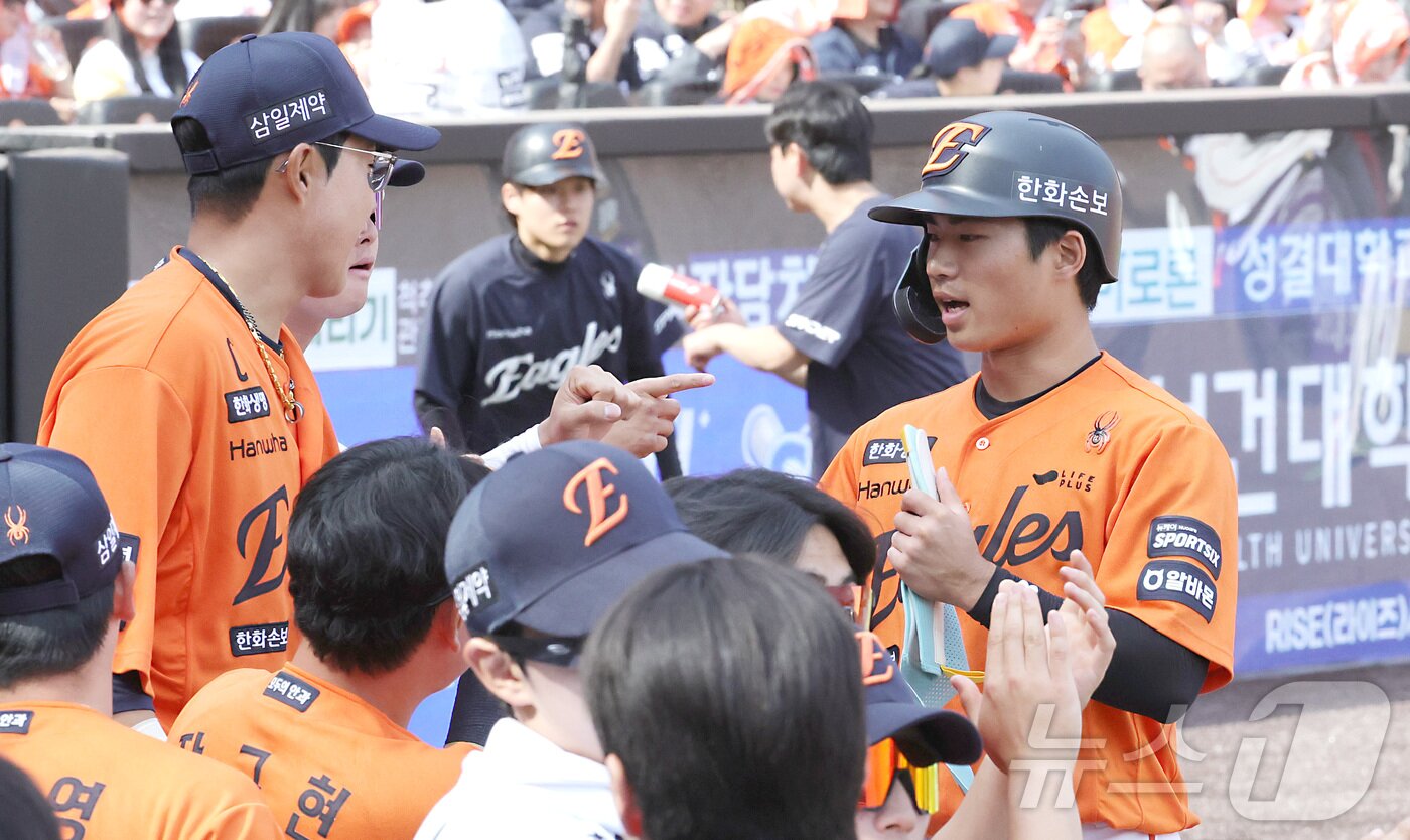 본문 이미지 - 29일 대전 한화생명볼파크에서 열린 2026 신한 SOL KBO리그 키움 히어로즈와 한화 이글스의 경기에서 2회말 역전 안타를 친 오재원이 더그아웃에서 환영을 받고 있다 2026.3.29 ⓒ 뉴스1 김기남 기자