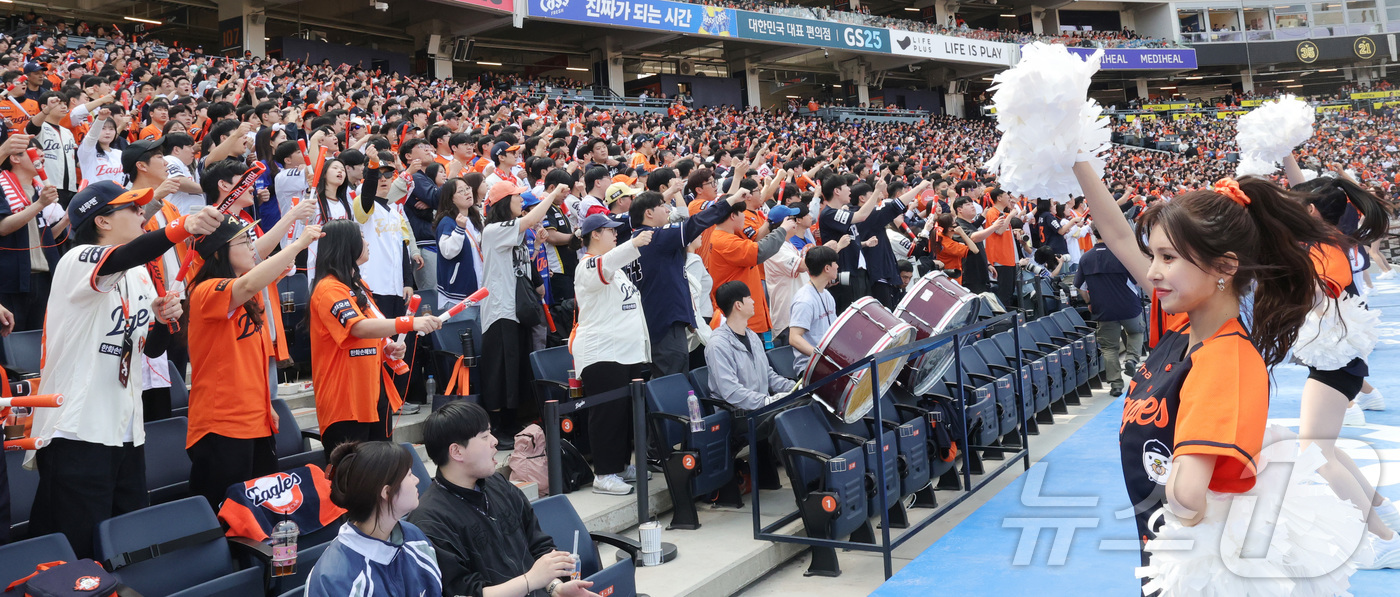 (대전=뉴스1) 김기남 기자 = 29일 대전 한화생명볼파크에서 열린 2026 신한 SOL KBO리그 키움 히어로즈와 한화 이글스의 경기가 매진을 기록하며 팬들이 응원단과 함께경기를 …