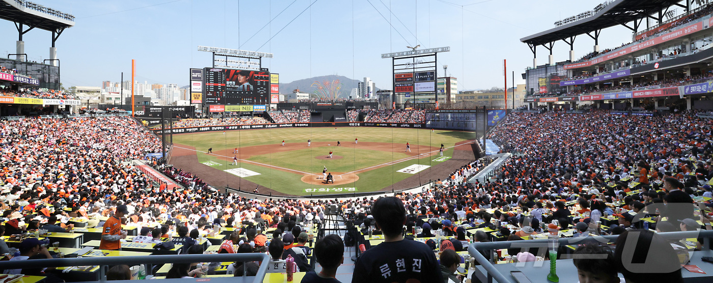 (대전=뉴스1) 김기남 기자 = 29일 대전 한화생명볼파크에서 열린 2026 신한 SOL KBO리그 키움 히어로즈와 한화 이글스의 경기가 매진을 기록하며 팬들이 경기를 즐기고 있다 …