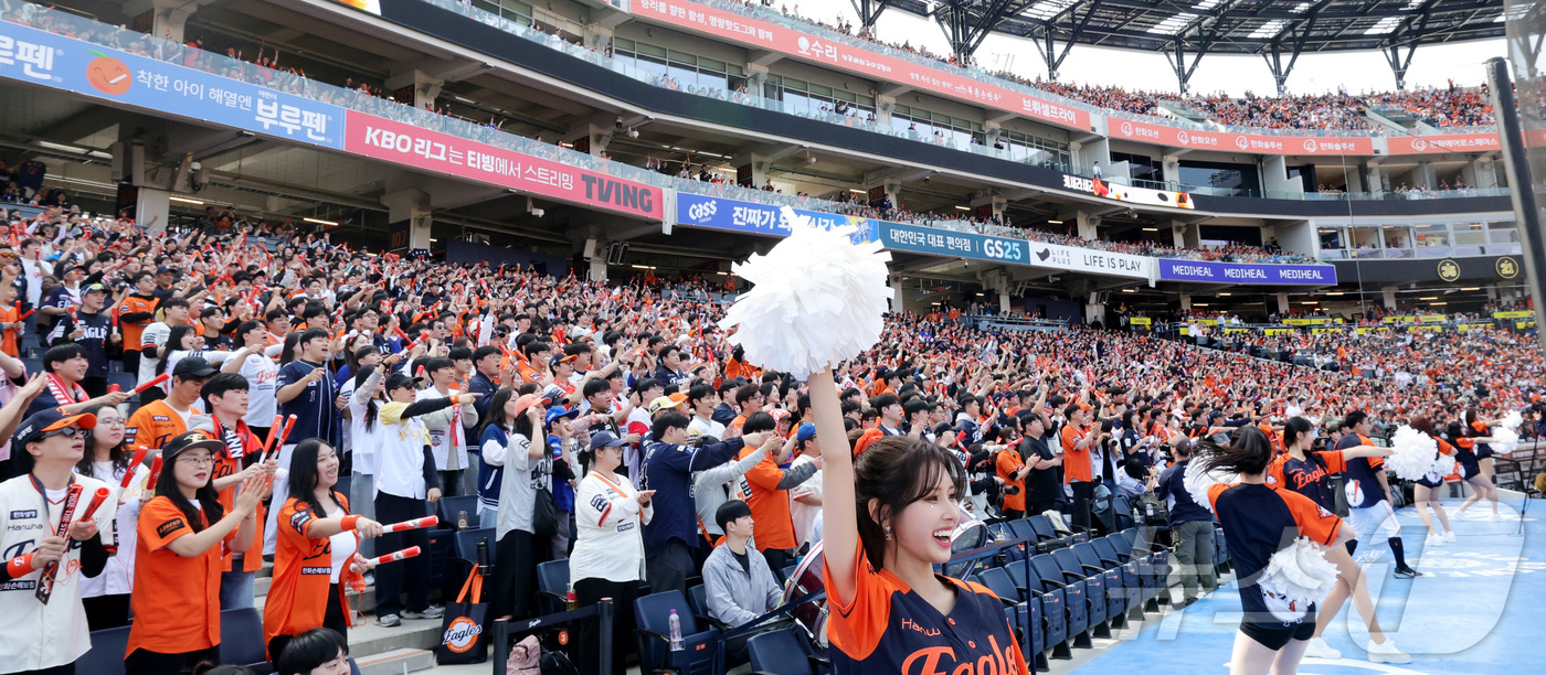 (대전=뉴스1) 김기남 기자 = 29일 대전 한화생명볼파크에서 열린 2026 신한 SOL KBO리그 키움 히어로즈와 한화 이글스의 경기가 매진을 기록하며 팬들이 응원단과 함께경기를 …