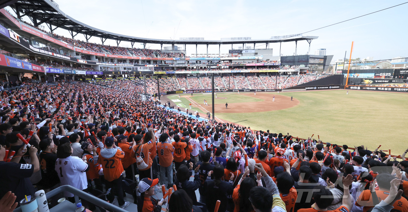 (대전=뉴스1) 김기남 기자 = 29일 대전 한화생명볼파크에서 열린 2026 신한 SOL KBO리그 키움 히어로즈와 한화 이글스의 경기가 매진을 기록하며 팬들이 경기를 즐기고 있다 …