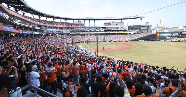 뜨거운 열기속에 프로야구 개막, 만원관중의 대전 한화생명볼파크