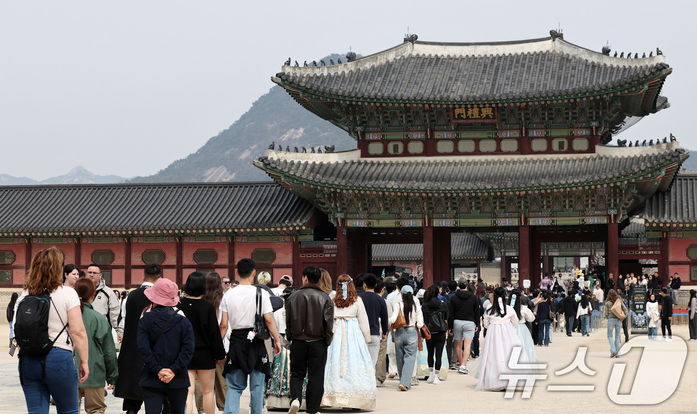 (서울=뉴스1) 박지혜 기자 = 포근한 날씨를 보인 29일 서울 경복궁을 찾은 관광객들이 줄지어 입장하고 있다. 2026.3.29/뉴스1