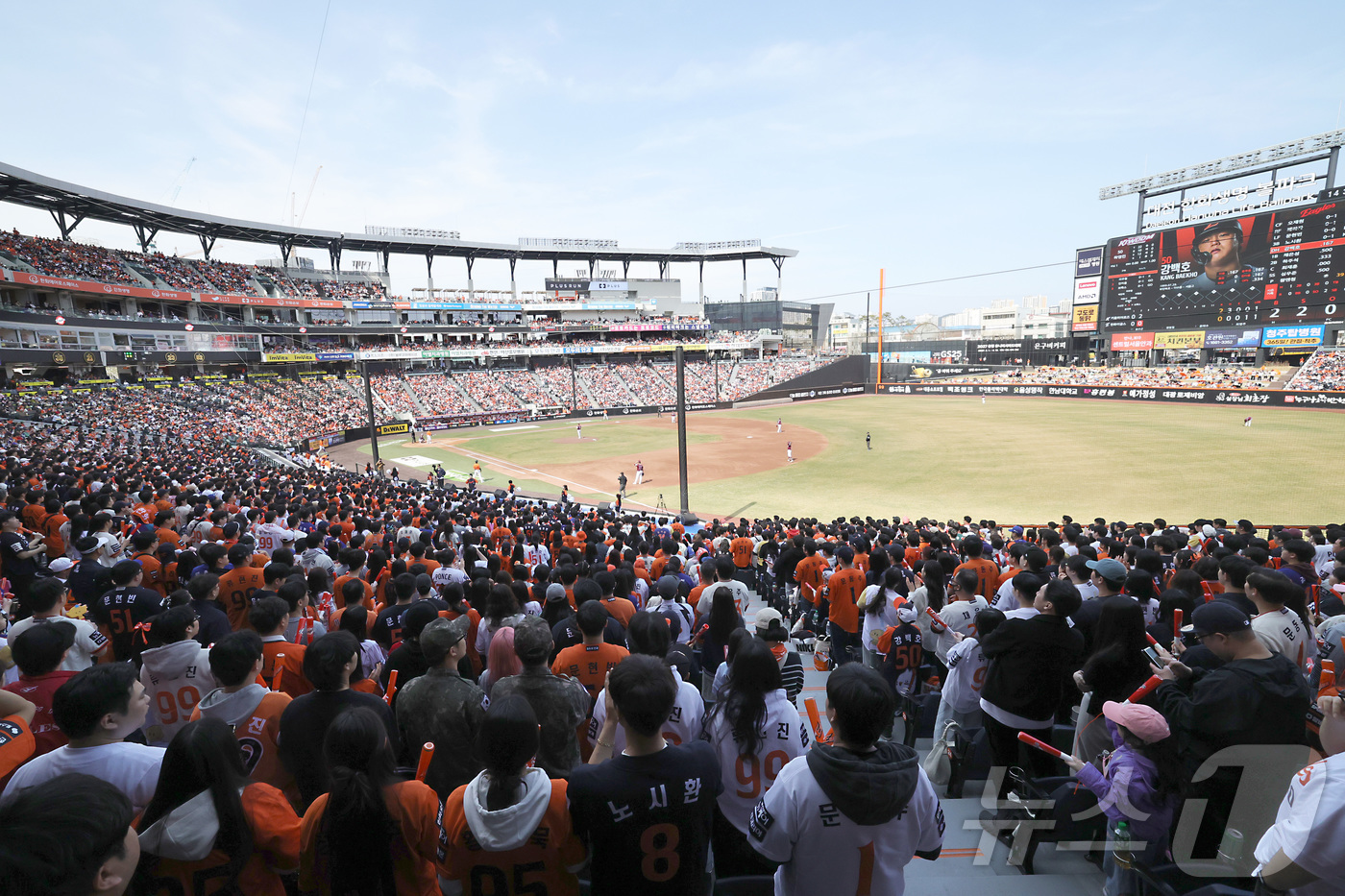 (대전=뉴스1) 김기남 기자 = 29일 대전 한화생명볼파크에서 열린 2026 신한 SOL KBO리그 키움 히어로즈와 한화 이글스의 경기가 매진을 기록하며 팬들이 경기를 즐기고 있다 …