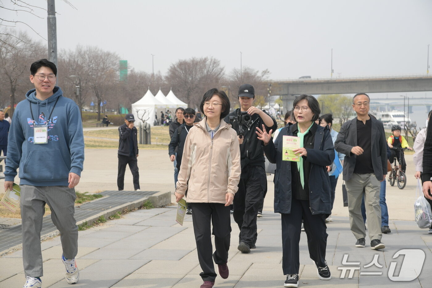 본문 이미지 - 식품의약품안전처는 오는 31일 '삼삼한 데이'를 맞아 29일 오전 11시부터 오후 3시까지 어린이를 동반한 가족부터 청년, 어르신까지 약 2500여명이 참여한 가운데 서울 여의도 한강공원에서 건강한 식습관 확산을 위한 '삼삼한 걷기' 행사를 개최했다.(식품의약품안전처 제공)
