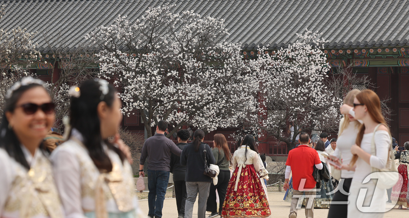 (서울=뉴스1) 박지혜 기자 = 포근한 날씨를 보인 29일 서울 경복궁을 찾은 외국인 관광객들이 가벼운 옷차림으로 관광을 하고 있다. 2026.3.29/뉴스1