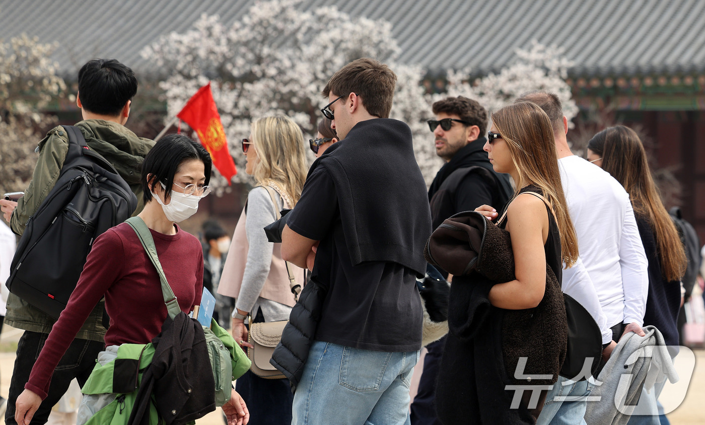 (서울=뉴스1) 박지혜 기자 = 포근한 날씨를 보인 29일 서울 종로구 경복궁을 찾은 외국인 관광객들이 겉옷을 몸에 두른 채 봄기운을 만끽하고 있다. 2026.3.29/뉴스1