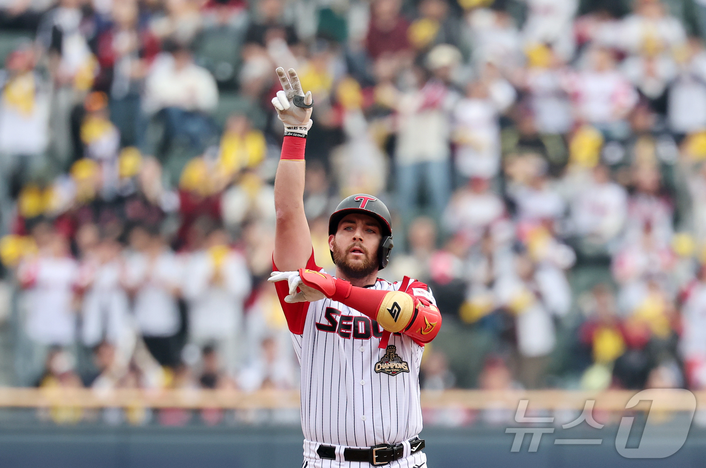 (서울=뉴스1) 김진환 기자 = 29일 서울 송파구 잠실야구장에서 열린 '2026 신한 SOL KBO리그' KT 위즈와 LG 트윈스의 경기, LG 오스틴이 3회말 1사 3루 상황 …