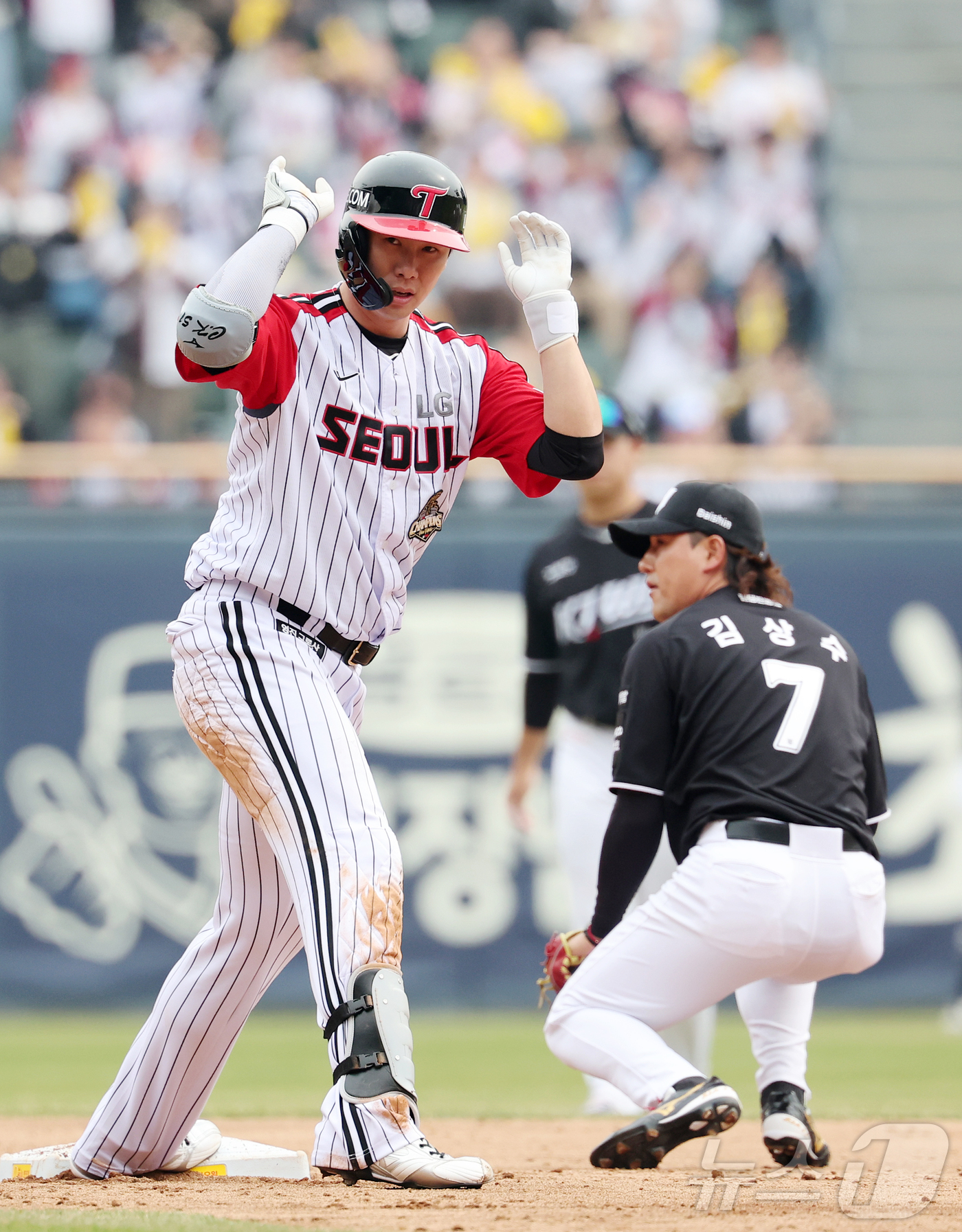 (서울=뉴스1) 김진환 기자 = 29일 서울 송파구 잠실야구장에서 열린 '2026 신한 SOL KBO리그' KT 위즈와 LG 트윈스의 경기, LG 홍창기가 3회말 선두타자로 나와 …