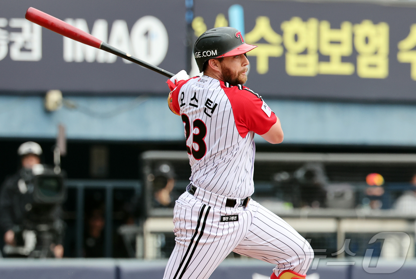 (서울=뉴스1) 김진환 기자 = 29일 서울 송파구 잠실야구장에서 열린 '2026 신한 SOL KBO리그' KT 위즈와 LG 트윈스의 경기, LG 오스틴이 3회말 1사 3루 상황 …