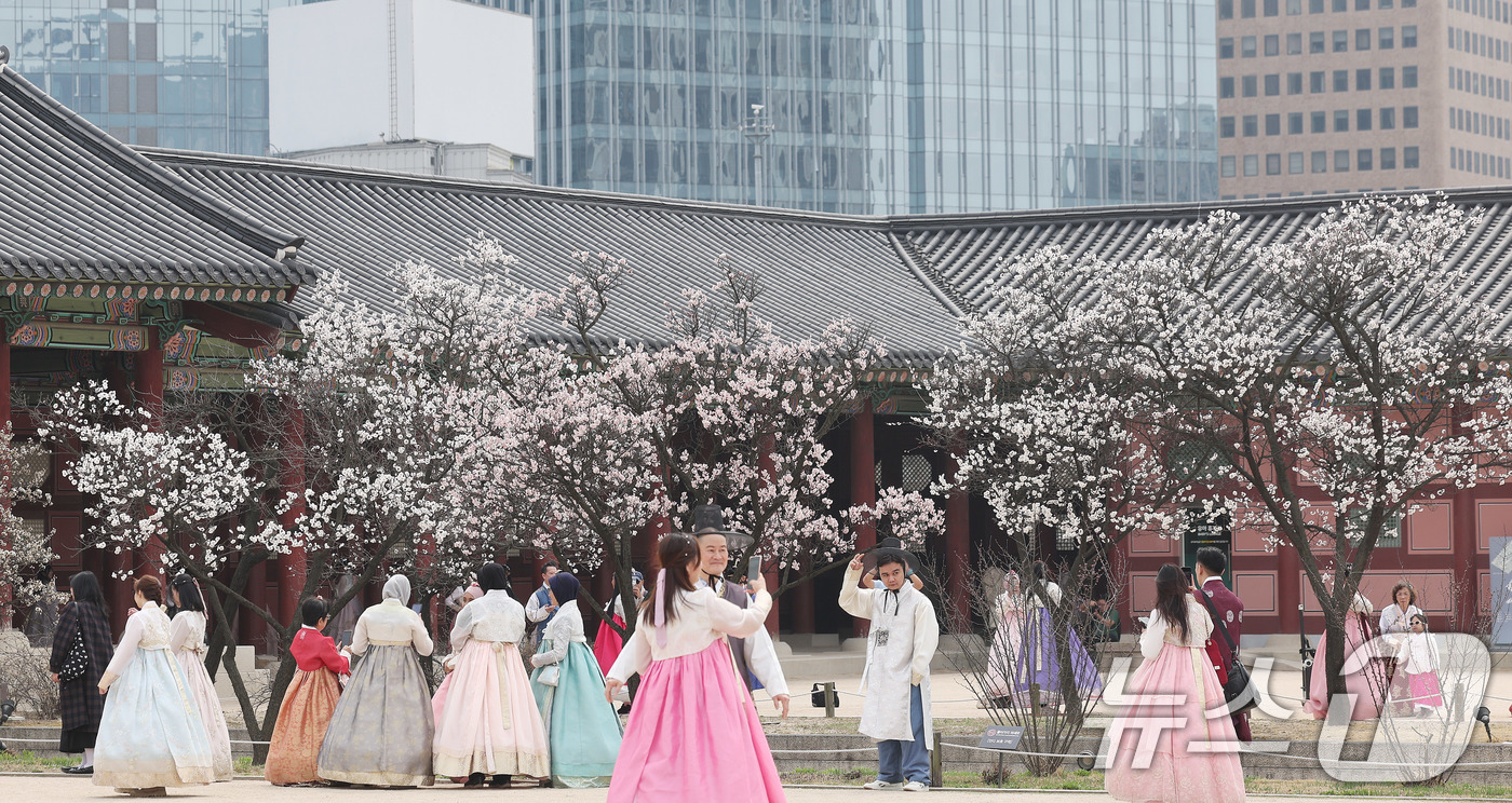 (서울=뉴스1) 박지혜 기자 = 포근한 날씨를 보인 29일 서울 종로구 경복궁을 찾은 외국인관광객들이 봄꽃을 배경으로 추억을 남기고 있다. 2026.3.29/뉴스1