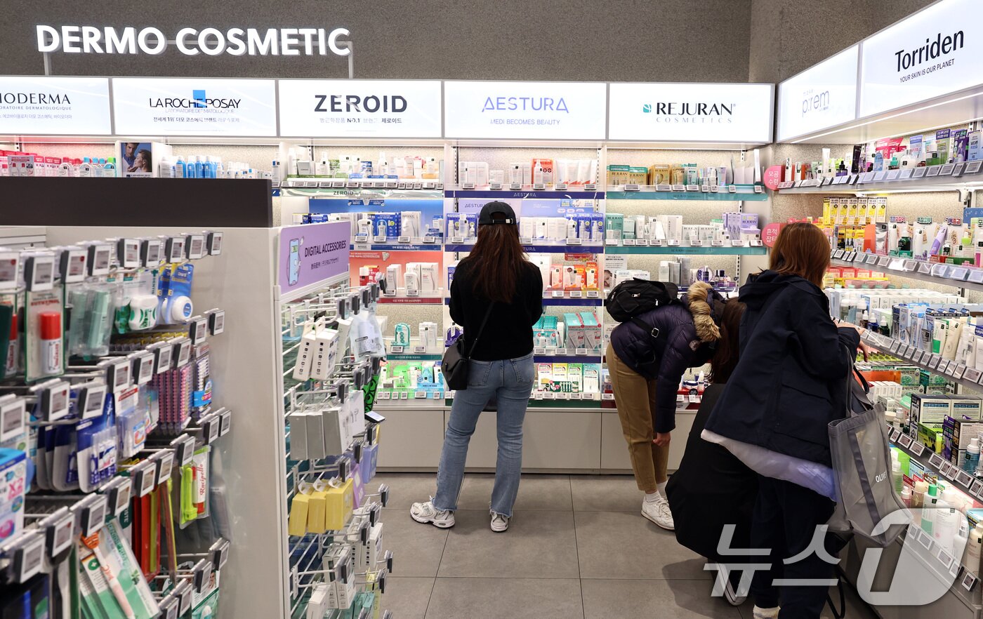 본문 이미지 - 화장품 용기의 핵심 원자재인 나프타 가격의 변동성이 커지자, 중소 제조업체를 중심으로 생산 중단과 단가 인상 공지가 이어지고 있다. K-뷰티 인기를 타고 수출 확대가 예상되는 가운데 수급 차질로 타격을 입을지 우려되고 있다. 사진은 29일 서울의 한 화장품 매장. 2026.3.29 ⓒ 뉴스1 구윤성 기자