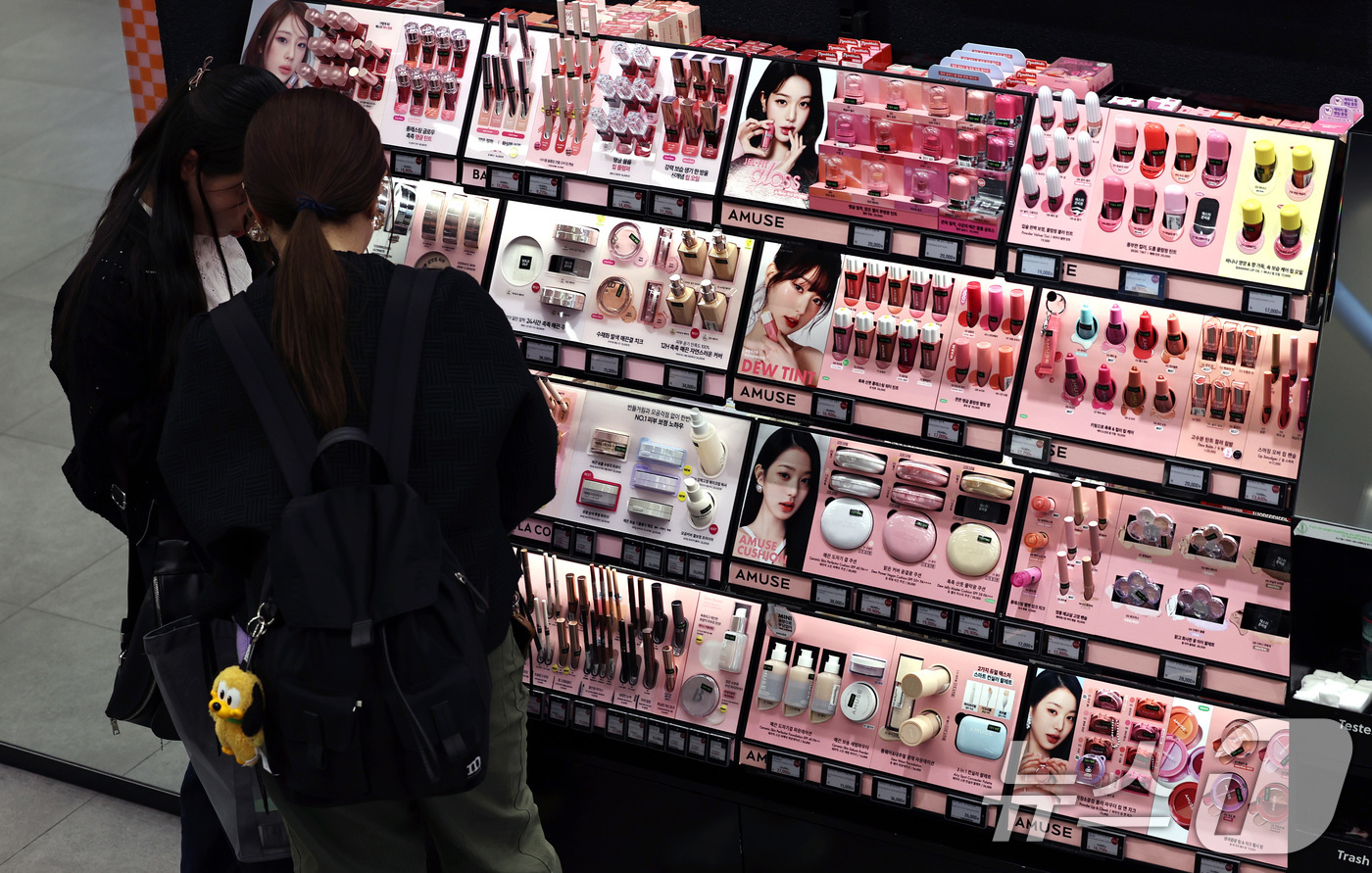 (서울=뉴스1) 구윤성 기자 = 화장품 용기의 핵심 원자재인 나프타 가격의 변동성이 커지자, 중소 제조업체를 중심으로 생산 중단과 단가 인상 공지가 이어지고 있다. K-뷰티 인기를 …