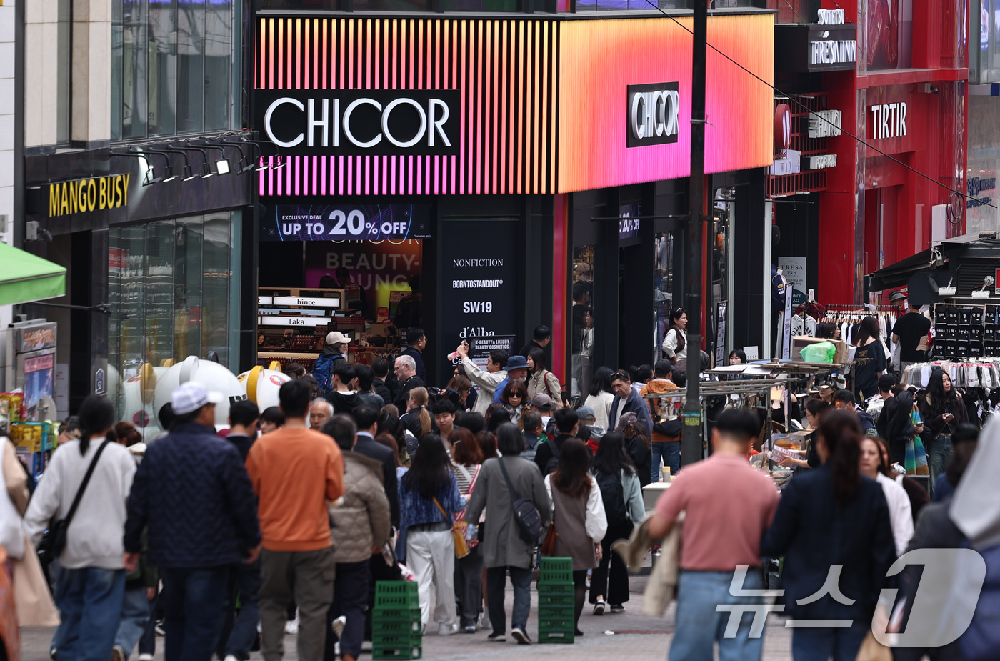 (서울=뉴스1) 구윤성 기자 = 화장품 용기의 핵심 원자재인 나프타 가격의 변동성이 커지자, 중소 제조업체를 중심으로 생산 중단과 단가 인상 공지가 이어지고 있다. K-뷰티 인기를 …