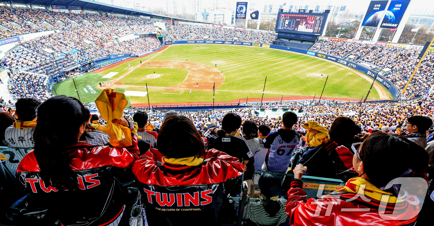 (서울=뉴스1) 이호윤 기자 = 29일 서울 송파구 잠실야구장에서 열린 '2026 신한 SOL KBO리그' KT 위즈와 LG 트윈스의 경기를 찾은 LG 응원단이 응원을 펼치고 있다 …