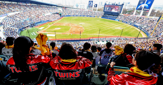 야구 개막 첫 주말···경기장 가득매운 야구팬들