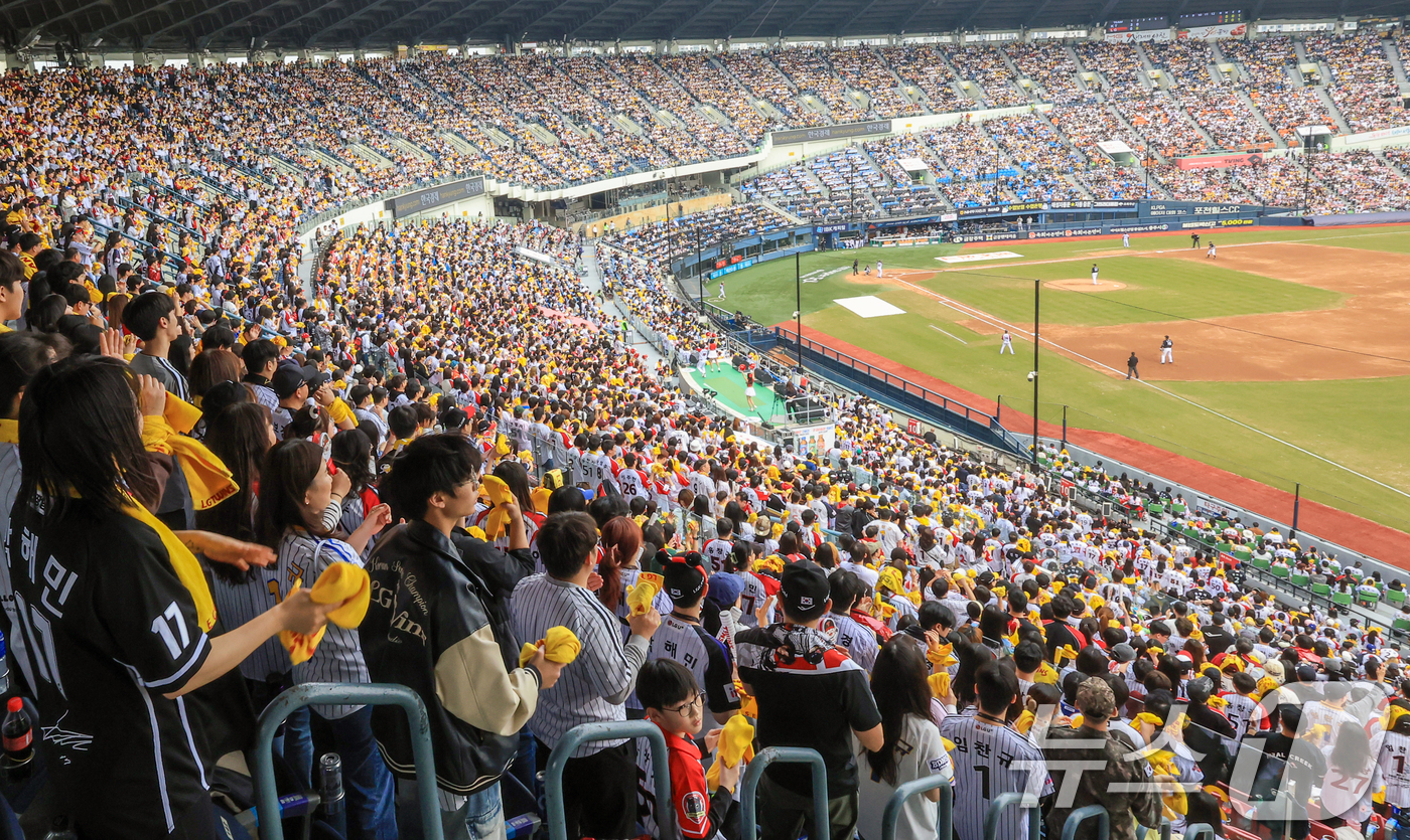 (서울=뉴스1) 이호윤 기자 = 29일 서울 송파구 잠실야구장에서 열린 '2026 신한 SOL KBO리그' KT 위즈와 LG 트윈스의 경기를 찾은 LG 응원단이 응원을 펼치고 있다 …