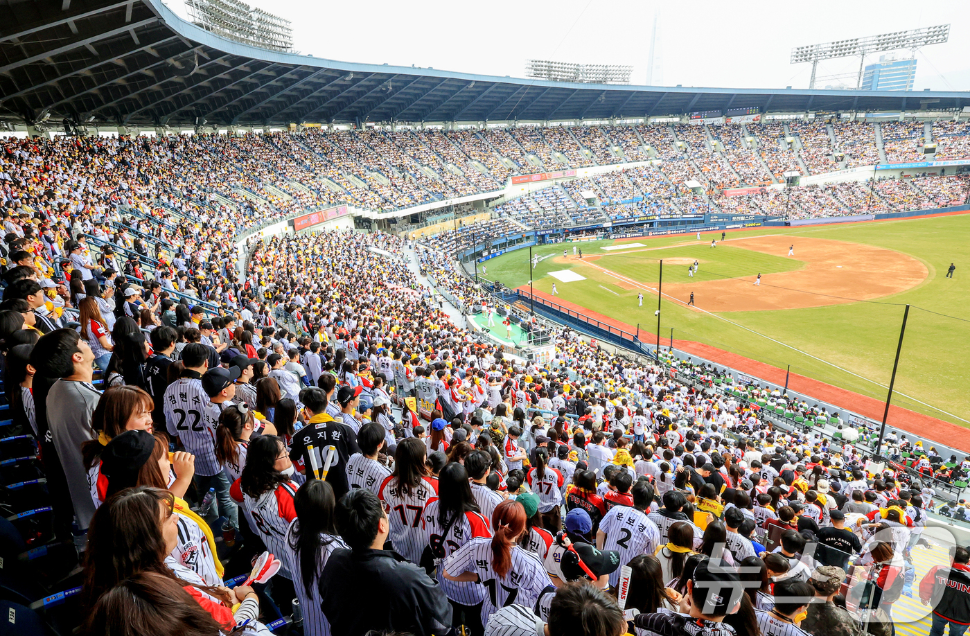 (서울=뉴스1) 이호윤 기자 = 29일 서울 송파구 잠실야구장에서 열린 '2026 신한 SOL KBO리그' KT 위즈와 LG 트윈스의 경기를 찾은 LG 응원단이 응원을 펼치고 있다 …