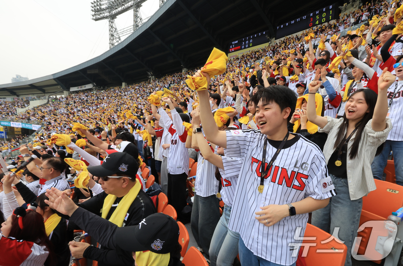 (서울=뉴스1) 이호윤 기자 = 29일 서울 송파구 잠실야구장에서 열린 '2026 신한 SOL KBO리그' KT 위즈와 LG 트윈스의 경기를 찾은 LG 응원단이 응원을 펼치고 있다 …