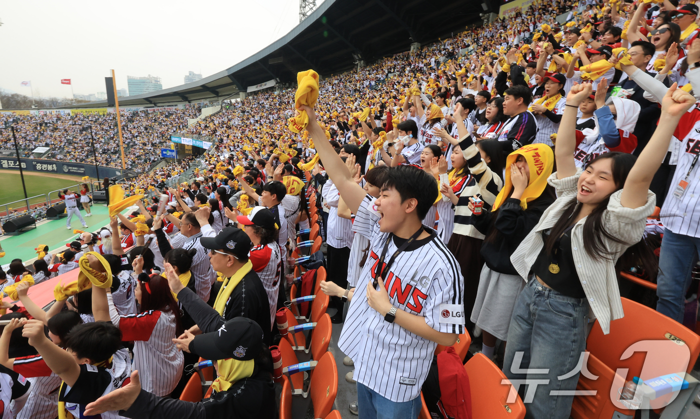 (서울=뉴스1) 이호윤 기자 = 29일 서울 송파구 잠실야구장에서 열린 '2026 신한 SOL KBO리그' KT 위즈와 LG 트윈스의 경기를 찾은 LG 응원단이 응원을 펼치고 있다 …