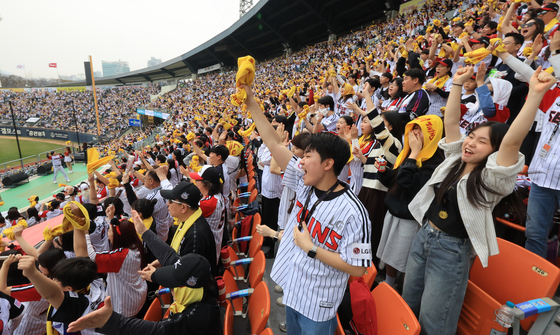 응원 펼치는 LG 응원단