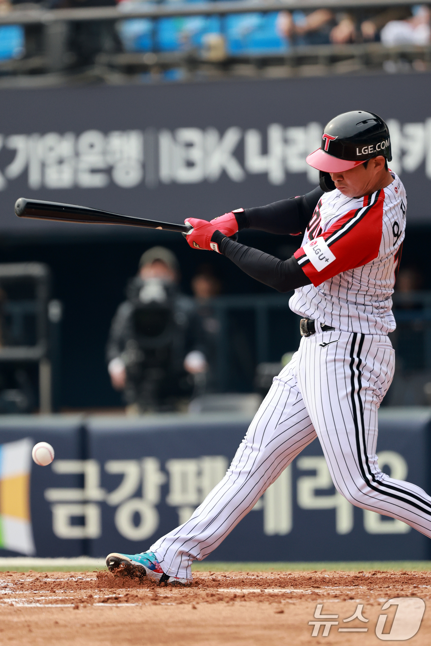 (서울=뉴스1) 이호윤 기자 = 29일 서울 송파구 잠실야구장에서 열린 '2026 신한 SOL KBO리그' KT 위즈와 LG 트윈스의 경기, LG 오지환이 타격을 날리고 있다. 2 …
