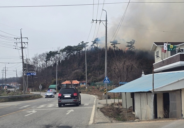 홍성 단독주택 불, 산불로 확대…인명피해 없이 진화