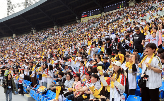 야구 열기로 가득한 잠실야구장