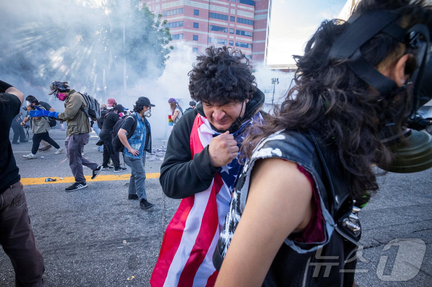 본문 이미지 - 28일(현지시간) 미국 캘리포니아주 로스앤젤레스 연방 건물 앞에서 트럼프에 반대하는 '노 킹스(No Kings)' 시위대를 향해 경찰이 최루탄을 발사하고 있다. ⓒ 로이터=뉴스1