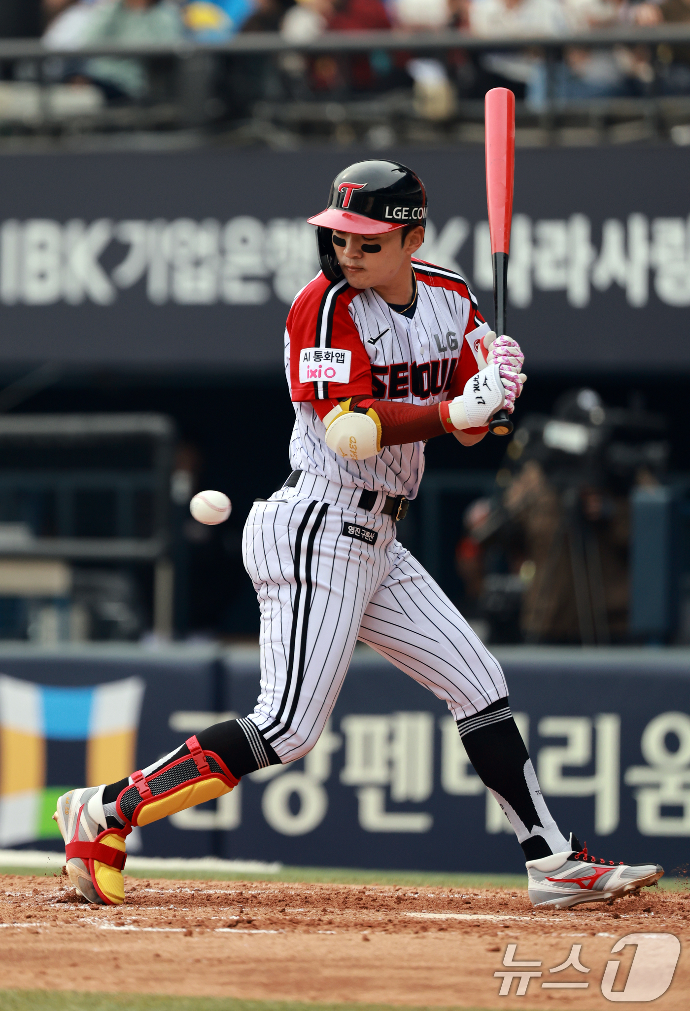 (서울=뉴스1) 이호윤 기자 = 29일 서울 송파구 잠실야구장에서 열린 '2026 신한 SOL KBO리그' KT 위즈와 LG 트윈스의 경기, LG 박해민이 4회말 데드볼을 맞고 있 …