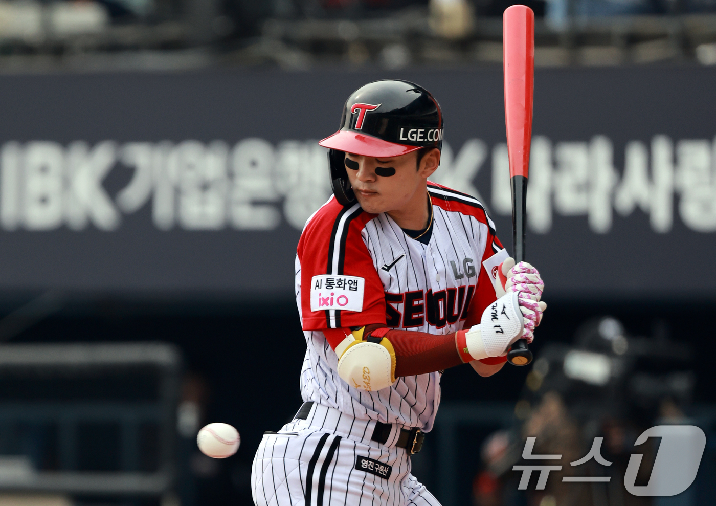 (서울=뉴스1) 이호윤 기자 = 29일 서울 송파구 잠실야구장에서 열린 '2026 신한 SOL KBO리그' KT 위즈와 LG 트윈스의 경기, LG 박해민이 4회말 데드볼을 맞고 있 …