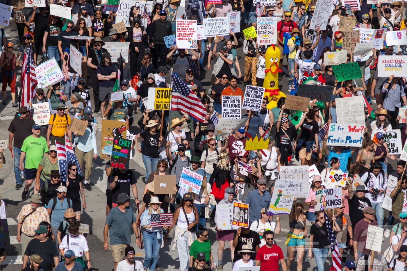 본문 이미지 - 28일(현지시간) 미국 캘리포니아주 로스앤젤레스에서 트럼프 정책에 반대하는 "노 킹스(No Kings)＂ 시위대가 행진하고 있다. ⓒ 로이터=뉴스1
