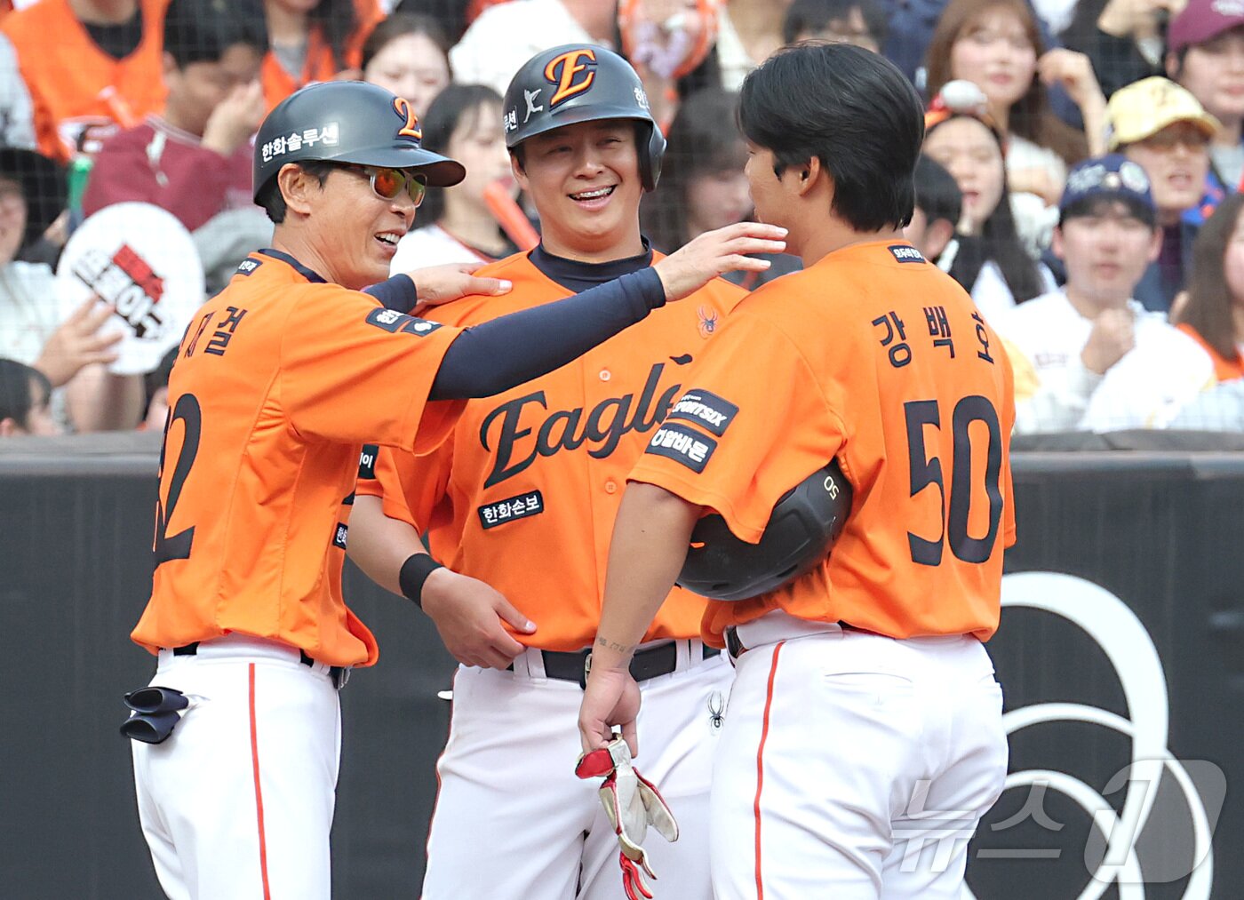 본문 이미지 - 29일 대전 한화생명볼파크에서 열린 2026 신한 SOL KBO리그 키움 히어로즈와 한화 이글스의 경기에서 4회말 한화 강백호가 22사 만루에서 2타점 2루타를 친뒤 노시환, 김재걸 3루코치와 기뻐하고 있다. 2026.3.29 ⓒ 뉴스1 김기남 기자