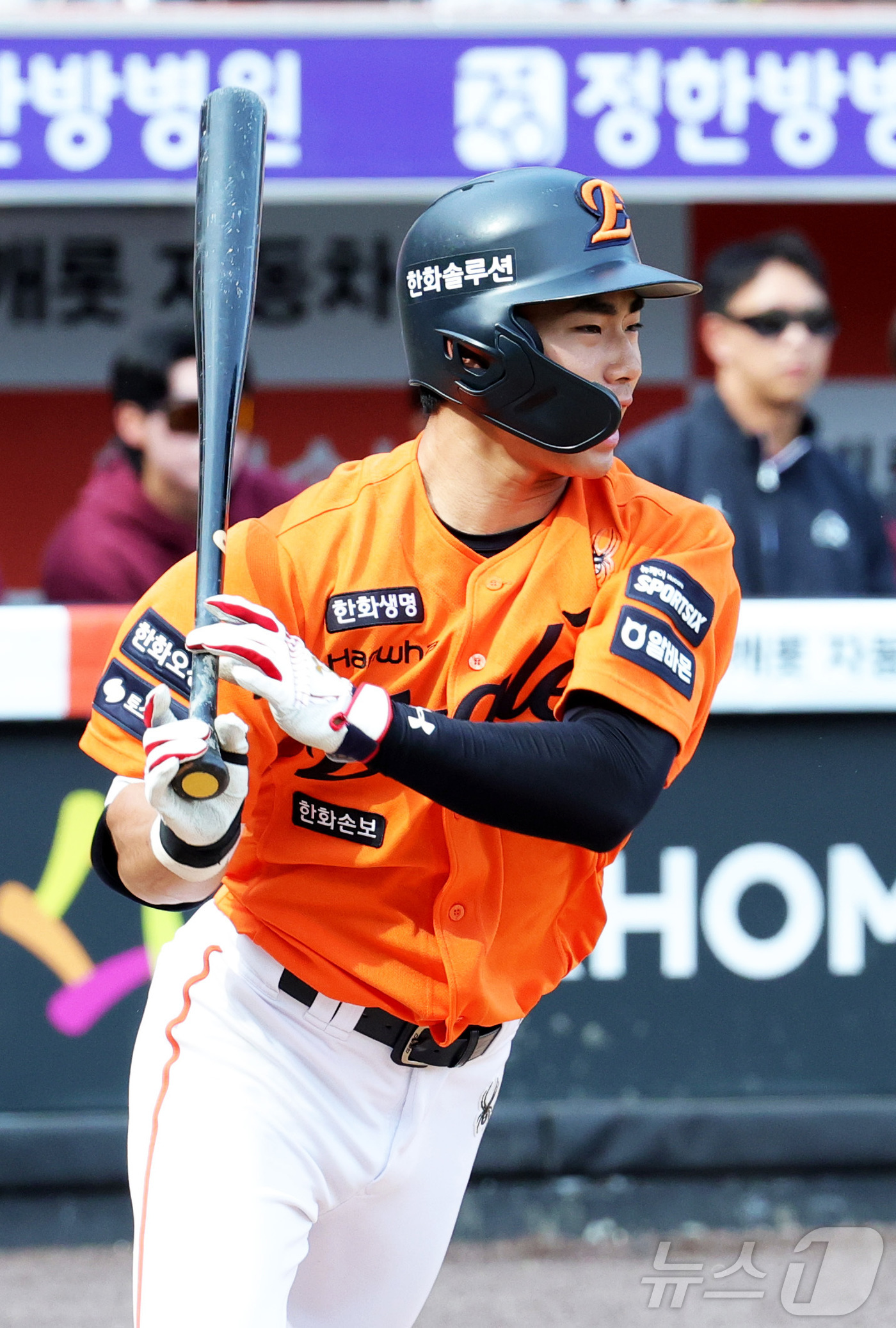 (대전=뉴스1) 김기남 기자 = 29일 대전 한화생명볼파크에서 열린 2026 신한 SOL KBO리그 키움 히어로즈와 한화 이글스의 경기에서 한화 오재원이 타격하고 있다. 2026. …