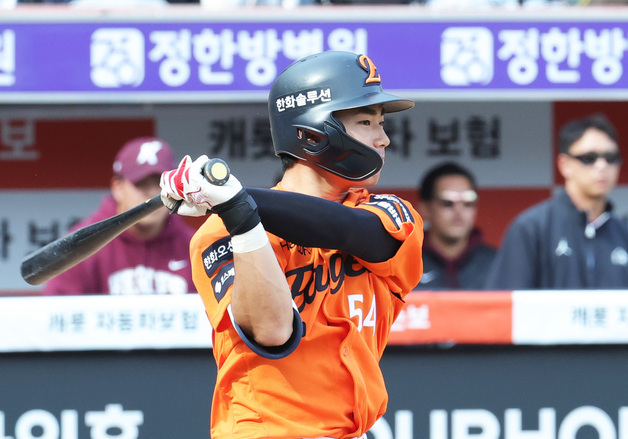 타격하는 한화 오재원