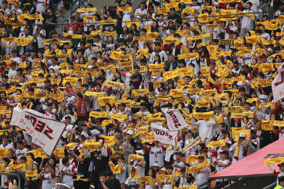 LG 트윈스 응원하는 팬들